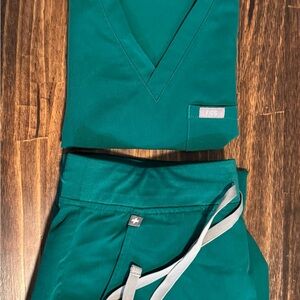 Figs Hunter Green Scrub Set